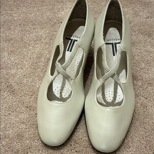 Trotters Women's leather Cream Heels